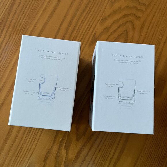 New in the BOX - SET OF 2 Corkcicle Cigar Glasses, Whiskey Rocks hat hold cigars - Picture 2 of 12